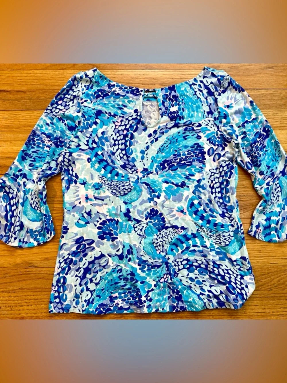 Lilly Pulitzer Medium, Fontaine Bell Sleeve "Wave After Wave" PTP 18.5" like new - Picture 2 of 8
